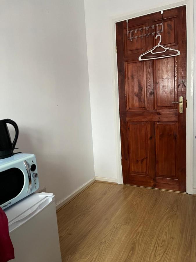 Comfortable Single Bedroom With Free On Site Parking كنغستون أبون تامْسْ المظهر الخارجي الصورة